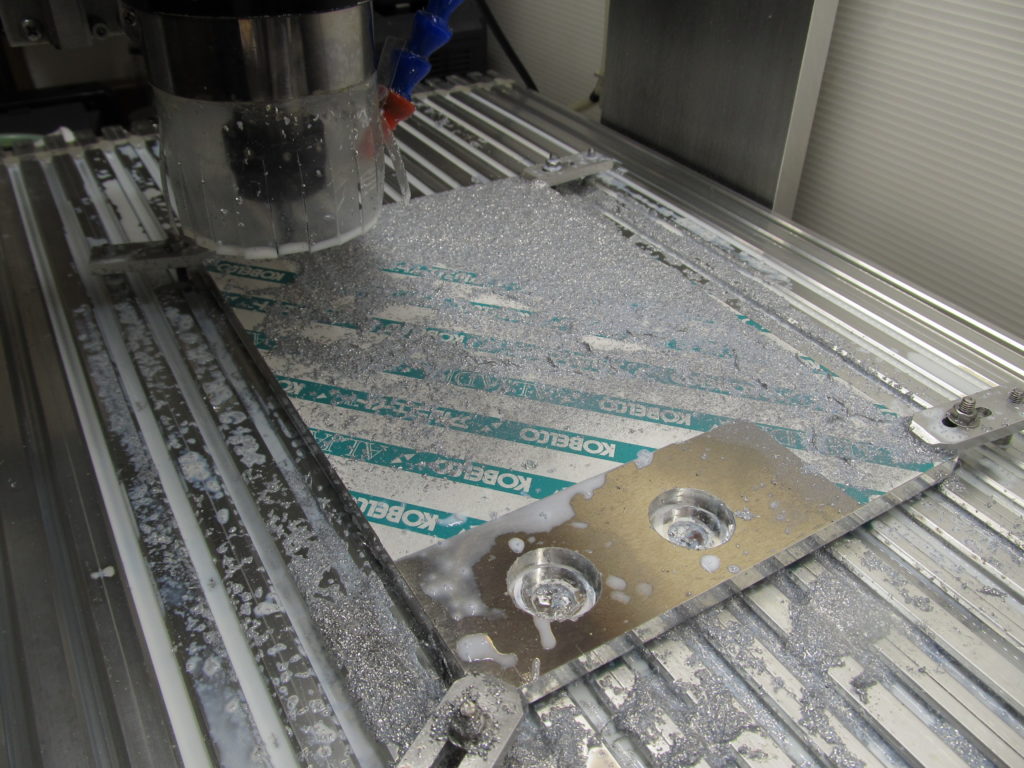 CNCフライスでアルミ板いを切削