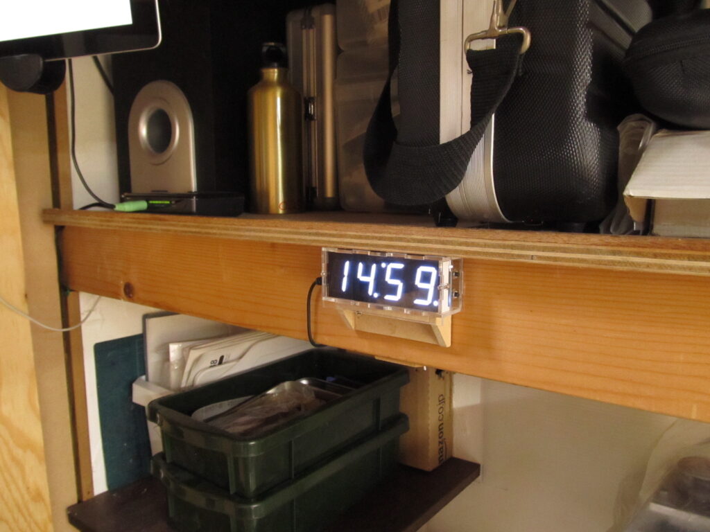 デジタル時計キット　作業小屋に固定