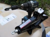 電動ドリルでジャッキアップ